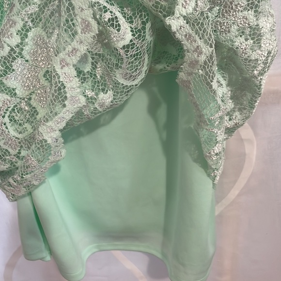 Almost Famous Light Green Short Sleeve Keyhole Back Lace Dress Size L (Juniors) - Picture 3 of 7